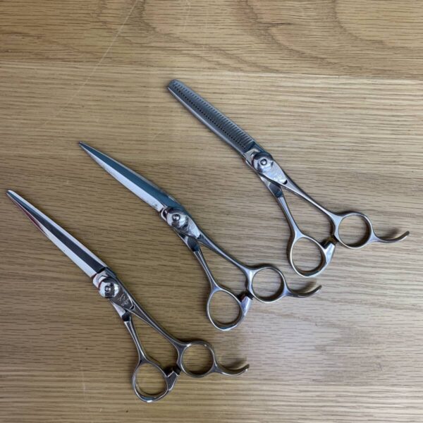 理容ハサミ・シザーの買取価格は？カット・セニング3本セットを福岡・大野城店で高価買取 - リサイクルマートは現在冷蔵庫の買取、家具の買取強化中です！お気軽にお問い合わせください。