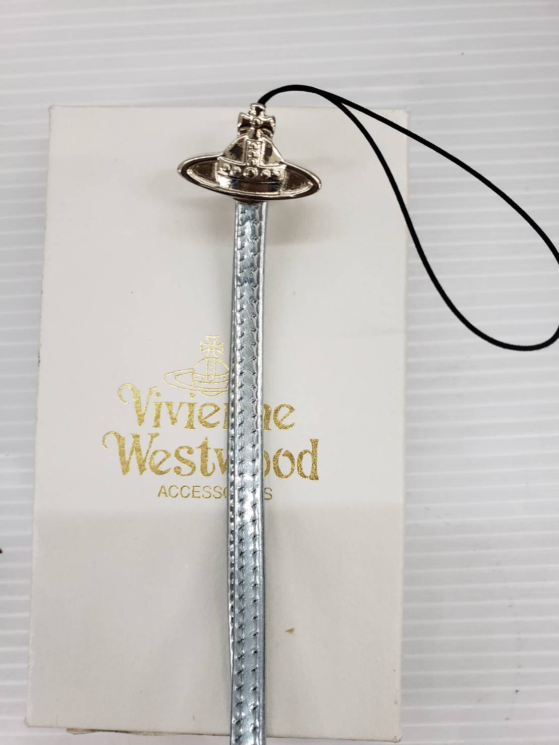 Vivienne　westwood　/　ヴィヴィアンウエストウッド　ストラップ　　1863V　美品　買取致しました。 - リサイクルマートは現在冷蔵庫の買取、家具の買取強化中です！お気軽にお問い合わせください。