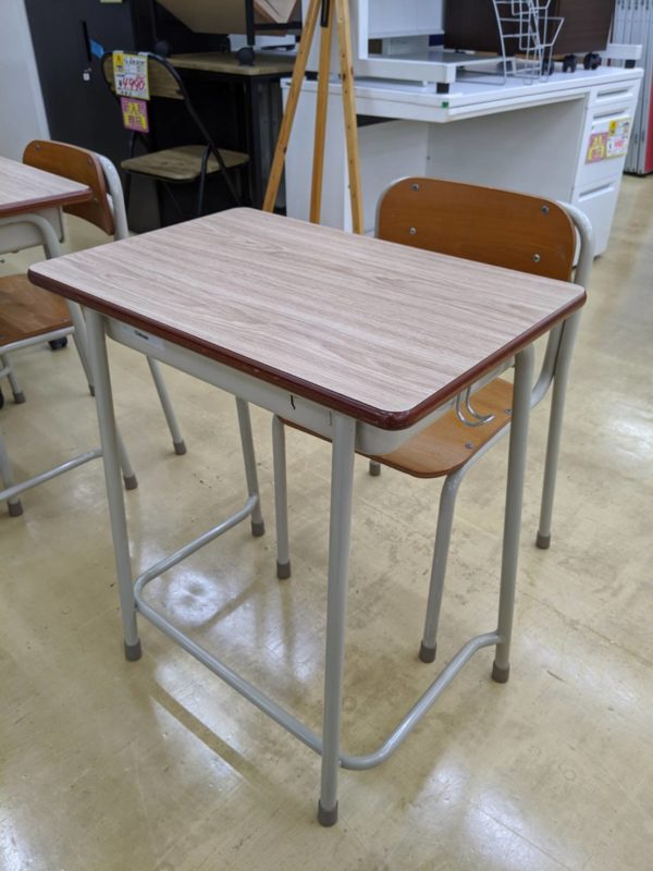学校机　椅子　セット買取ました!! - リサイクルマートは現在冷蔵庫の買取、家具の買取強化中です！お気軽にお問い合わせください。