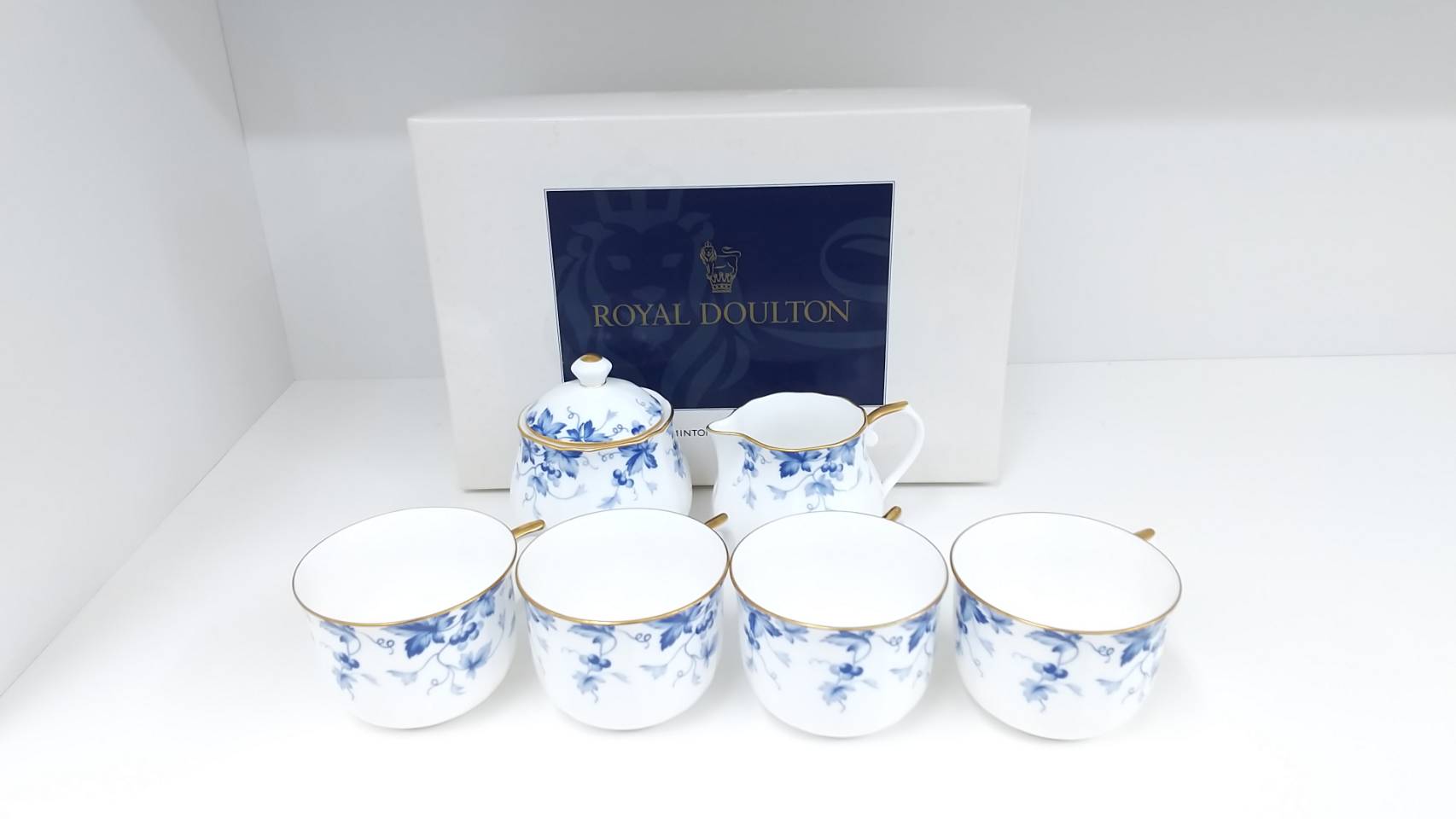 【ROYAL DOULTON ロイヤルドルトン ティーセット MAGNA マグナ カップ 洋食器 ギフト】をお買取りさせて頂きました!! - リサイクルマートは現在冷蔵庫の買取、家具の買取強化中です！お気軽にお問い合わせください。