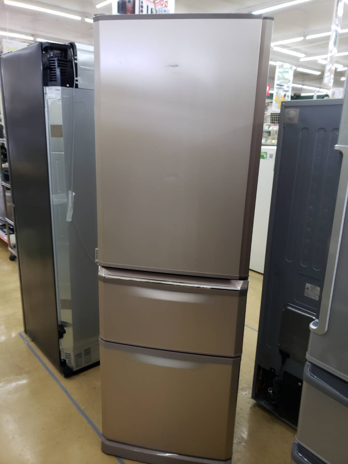 MITSUBISHI　/　ミツビシ　2015年　370L冷蔵庫　MR-C37YL　買取致しました！ - リサイクルマートは現在冷蔵庫の買取、家具の買取強化中です！お気軽にお問い合わせください。