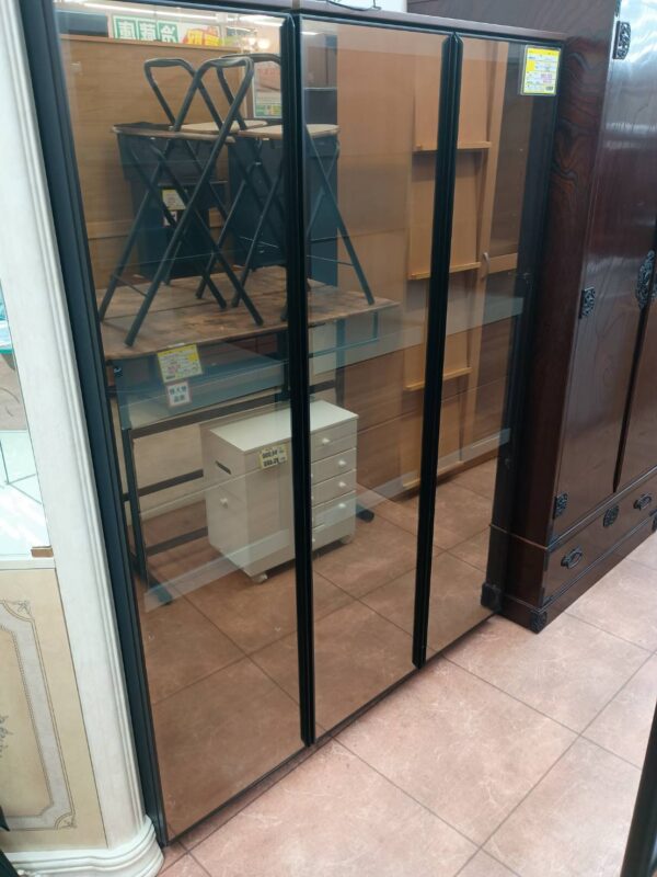 「綾野製作所 LED照明付き ガラス扉キャビネット」お買取りさせていただきました！ - リサイクルマートは現在冷蔵庫の買取、家具の買取強化中です！お気軽にお問い合わせください。
