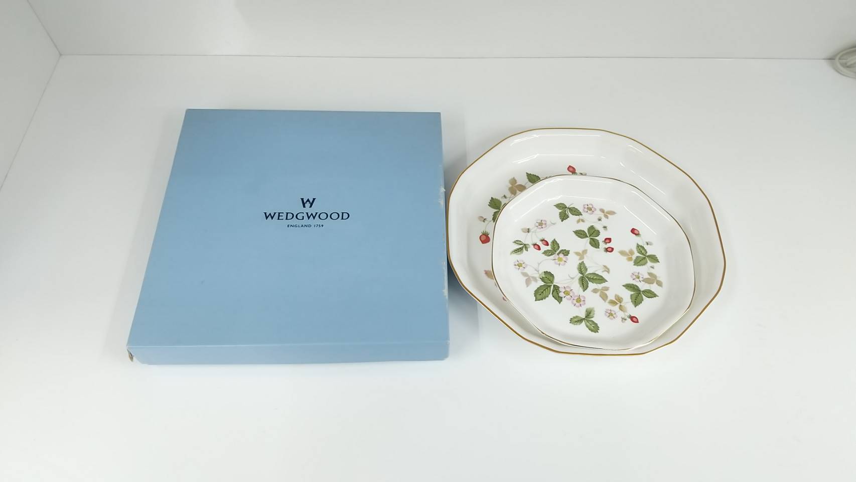 【WEDGWOOD ウェッジウッド ワイルド ストロベリー オクタゴナルディッシュ プレート セット ギフト 洋食器 】をお買取りさせて頂きました!! - リサイクルマートは現在冷蔵庫の買取、家具の買取強化中です！お気軽にお問い合わせください。