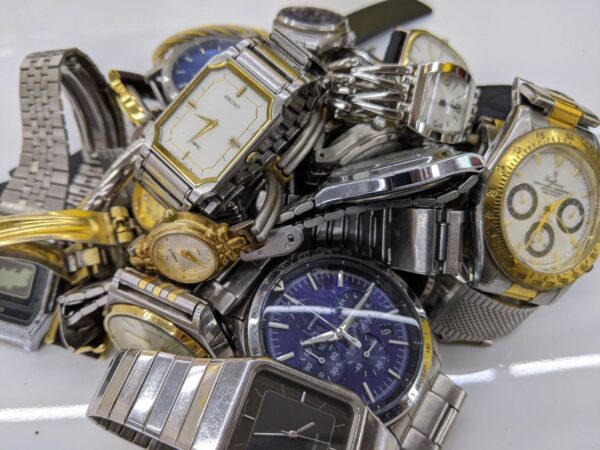 ★故障品大歓迎！★腕時計・懐中時計など時計類をお買い得価格での販売・高価買取！ - リサイクルマートは現在冷蔵庫の買取、家具の買取強化中です！お気軽にお問い合わせください。
