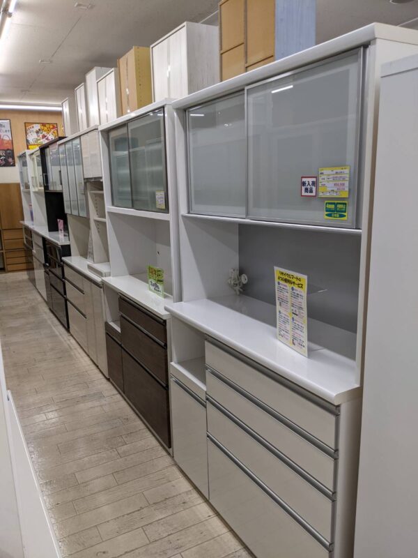 食器棚が続々入荷中です～/(*^▽^*)/ - リサイクルマートは現在冷蔵庫の買取、家具の買取強化中です！お気軽にお問い合わせください。
