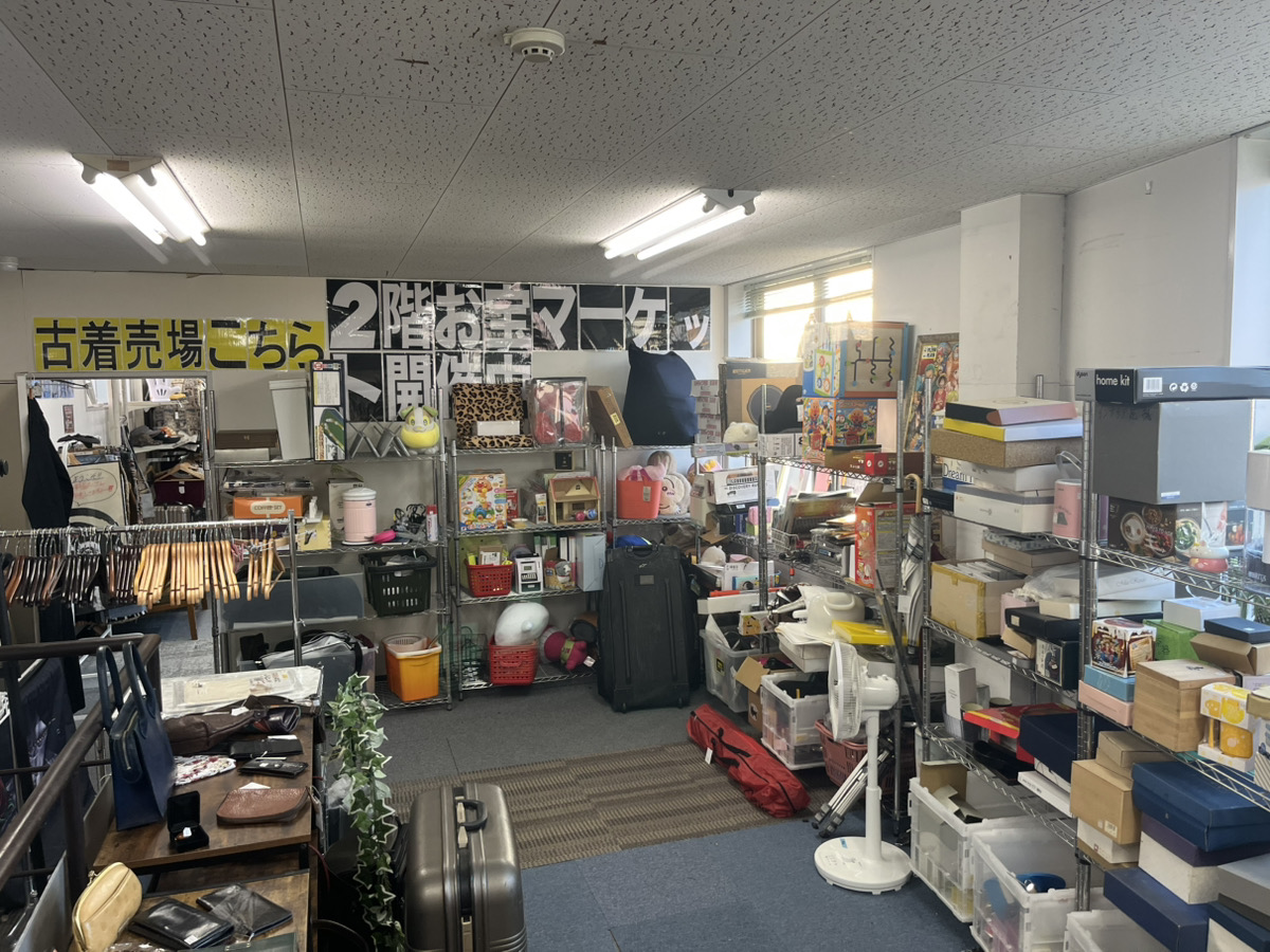 店舗2階宝マーケットが大変ご好評いただいております。毎日色々な商品が入ってきています。