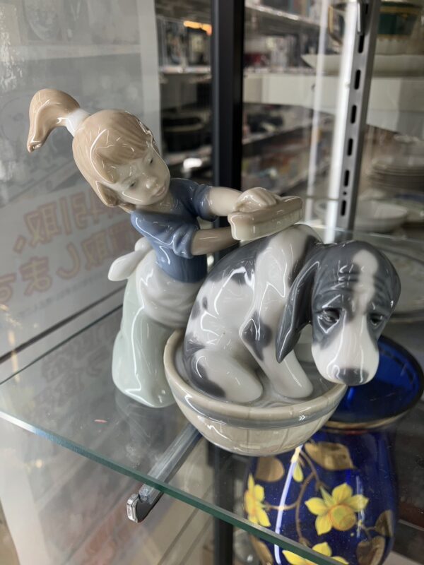 今回は【LLADRO/雑貨/インテリア/犬と少女/きれいにしましょうね。/中古品】をお買取致しました！！ - リサイクルマートは現在冷蔵庫の買取、家具の買取強化中です！お気軽にお問い合わせください。