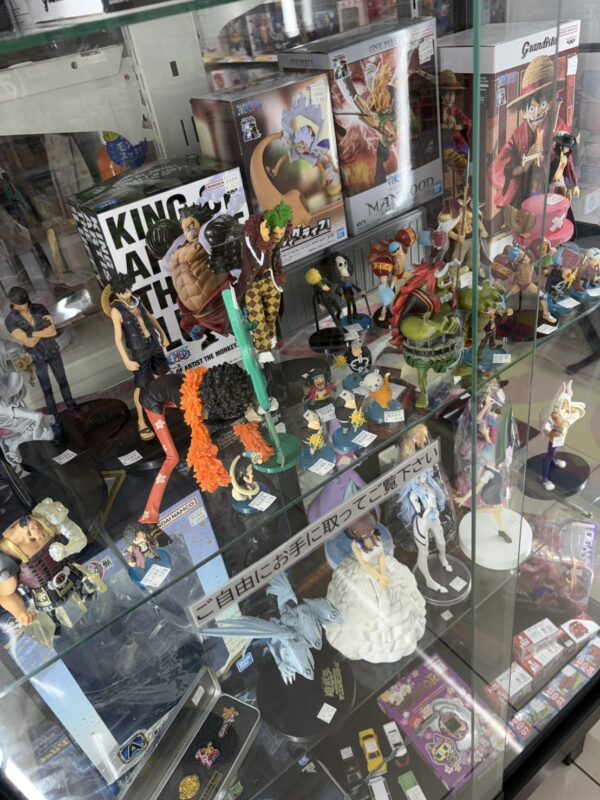 大人気アニメ『ワンピース』の箱なしフィギュアがドドンと大量入荷しました！