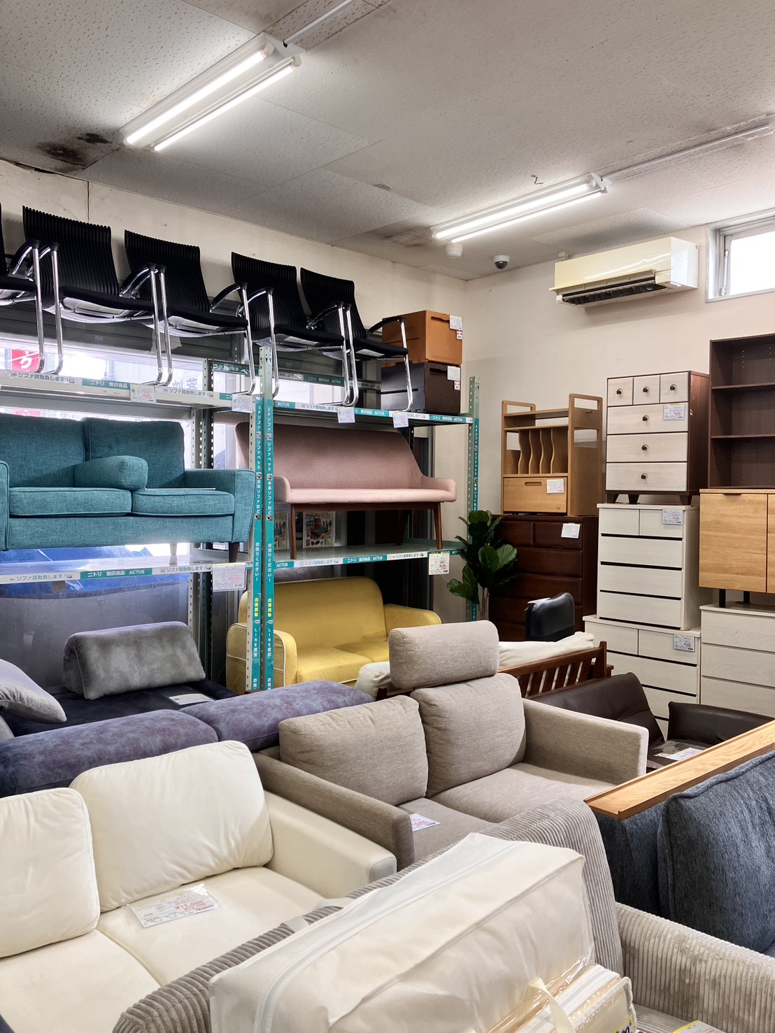 【家具が大量入荷！】ソファー・ダイニングセット・キッチン収納がズラリ！お部屋の模様替え・新生活の準備は当店にお任せください🛋️あわせて買取受付中！