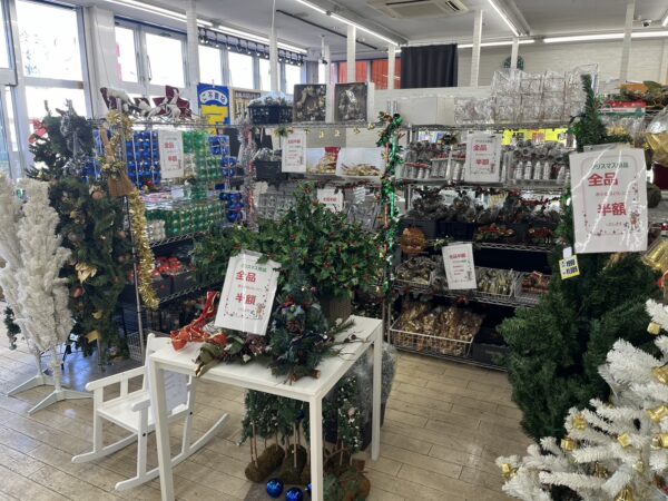 新品のクリスマス用品　新品のクリスマスツリーがなんと半額セール開催中になります！！ - リサイクルマートは現在冷蔵庫の買取、家具の買取強化中です！お気軽にお問い合わせください。