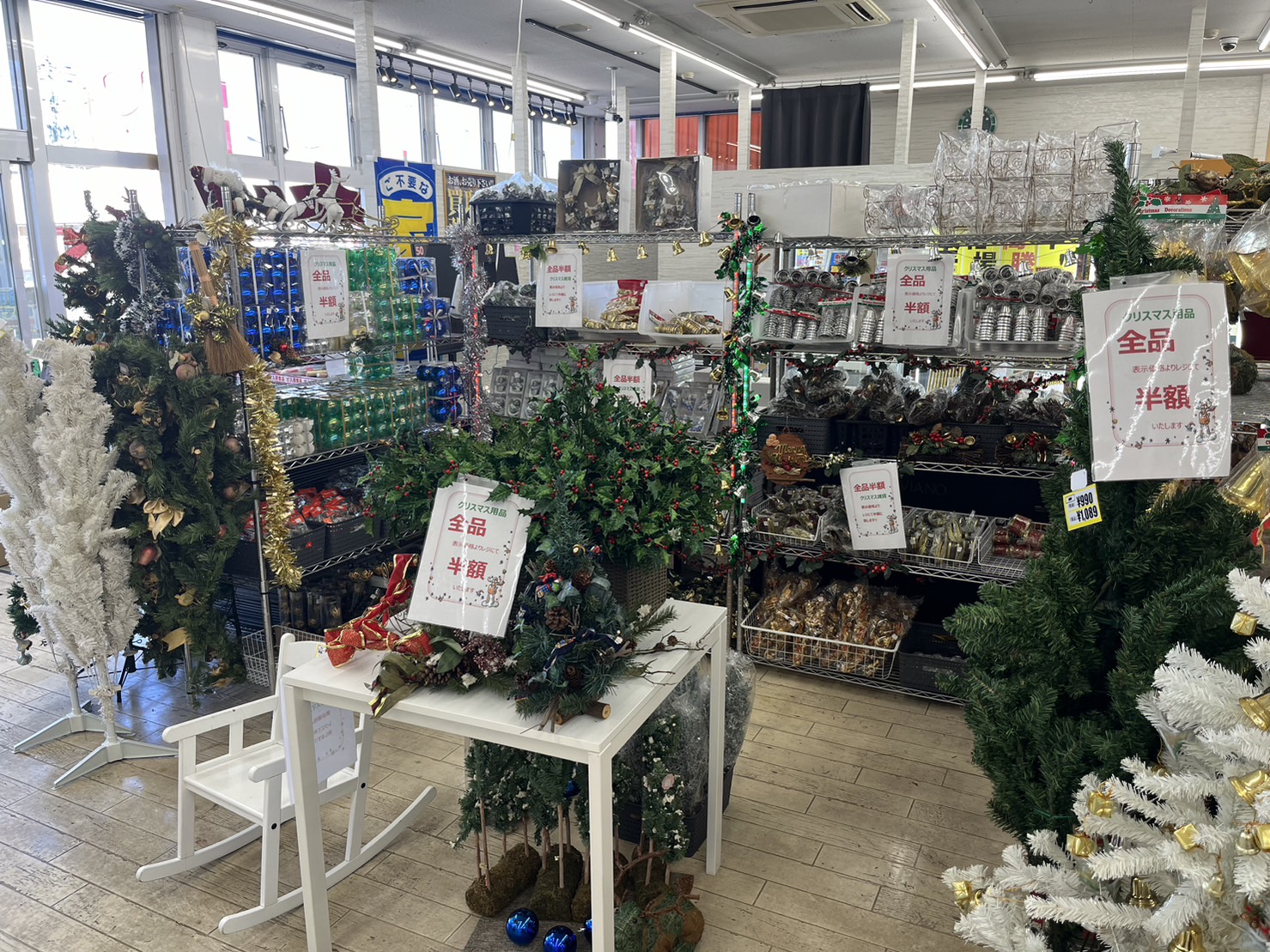新品のクリスマス用品　新品のクリスマスツリーがなんと半額セール開催中になります！！