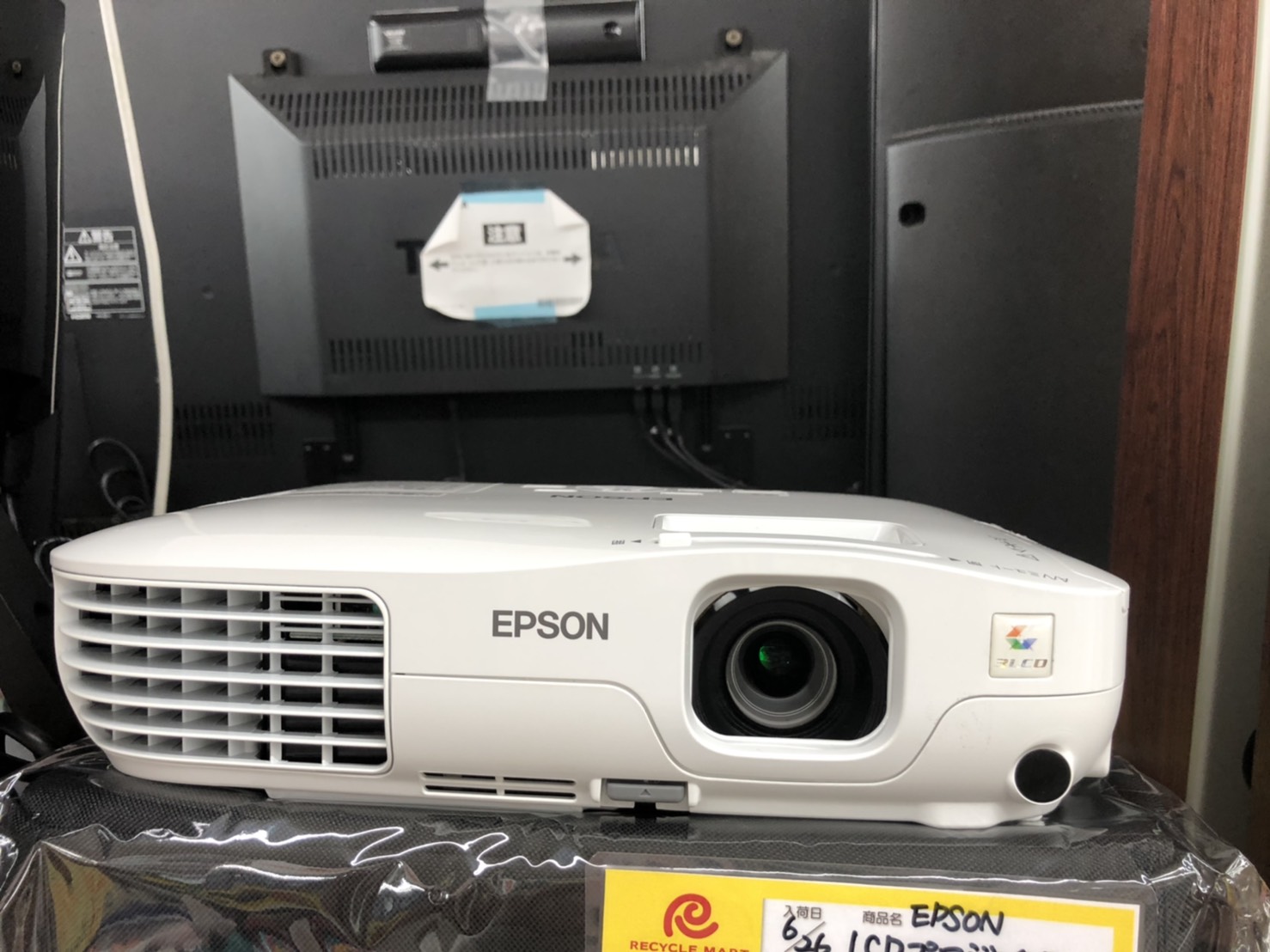 エプソン EPSON EB-S10 データプロジェクター 2600lm をお買取りさせて頂きました!! - リサイクルマートは現在冷蔵庫の買取、家具の買取強化中です！お気軽にお問い合わせください。