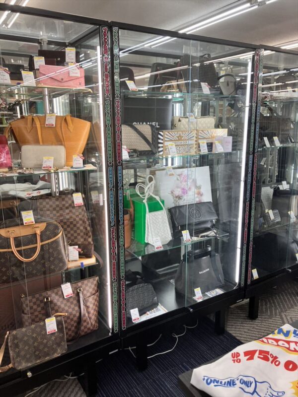 ＼ブランド品の販売・買取強化中／ リサイクルマート春日店のショーケースコーナー