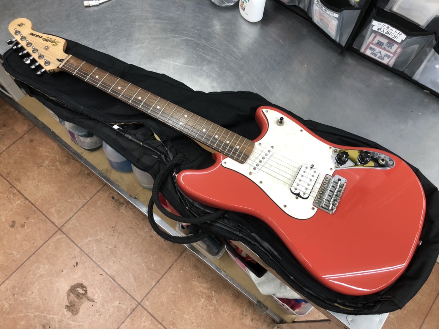 Squier by Fender FSR CYCLONE ハムバッカー搭載 ロゴ入りソフトケース付 オレンジ をお買取りさせて頂きました!! - リサイクルマートは現在冷蔵庫の買取、家具の買取強化中です！お気軽にお問い合わせください。