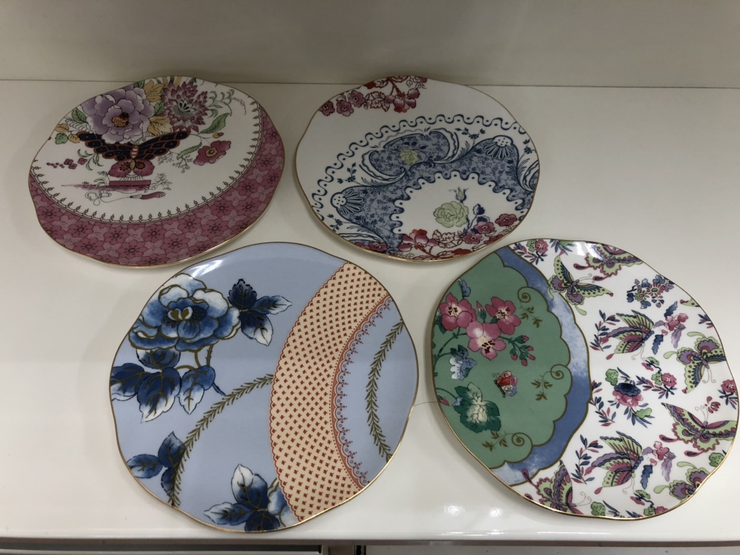 未使用品 WEDGWOOD ウェッジウッド BUTTERFLY BLOOM バタフライブルーム プレート 皿 食器 4枚セット をお買取りさせて頂きました!! - リサイクルマートは現在冷蔵庫の買取、家具の買取強化中です！お気軽にお問い合わせください。