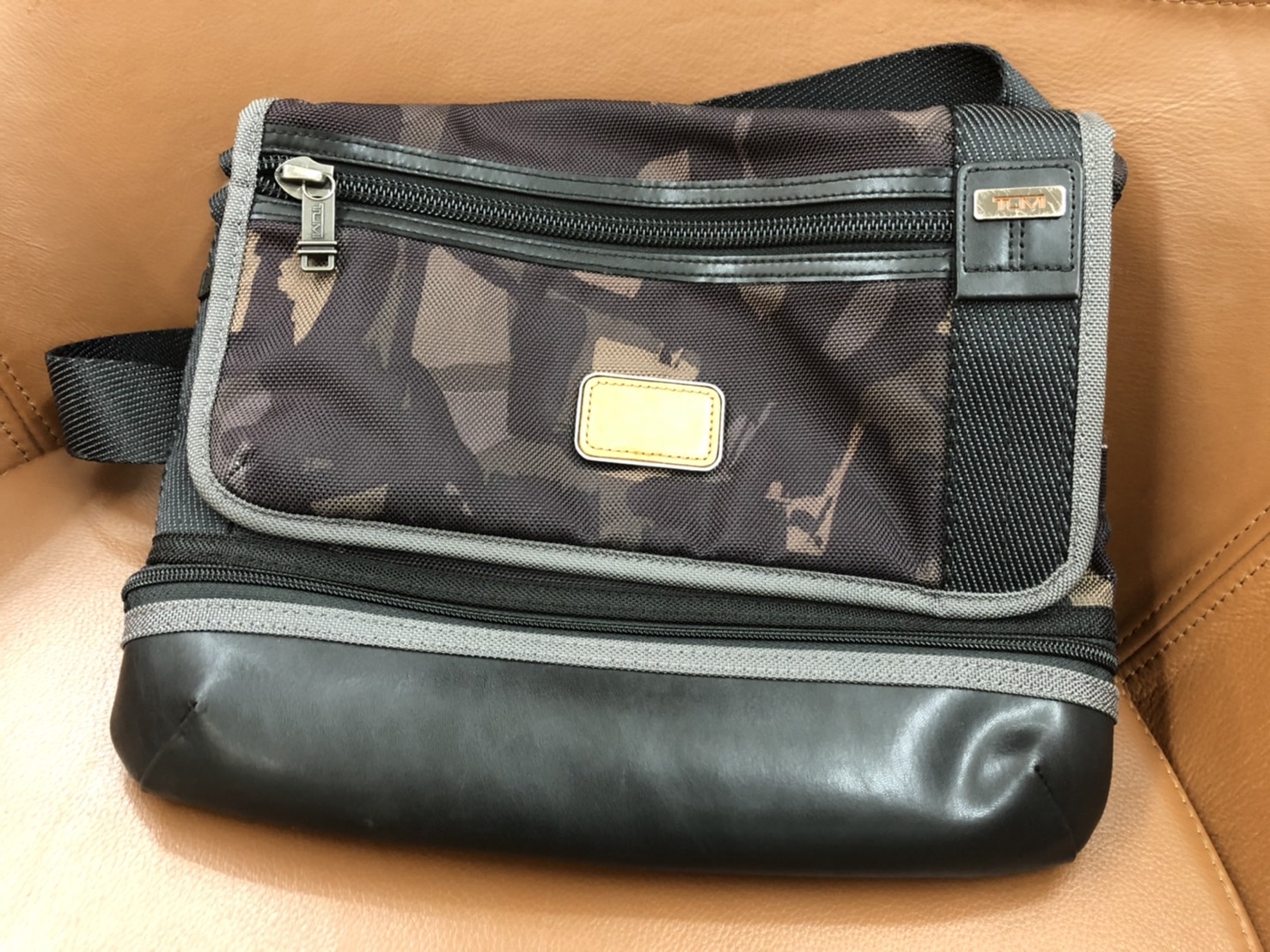 TUMI トゥミ BEALE CROSSBODY ショルダーバッグ カモフラ柄 をお買取りさせて頂きました!! - リサイクルマートは現在冷蔵庫の買取、家具の買取強化中です！お気軽にお問い合わせください。