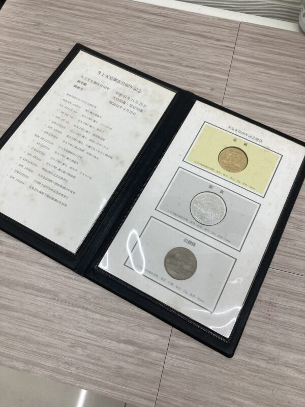 【天皇御在位60年記念金貨/今上天皇御在位60年記念 /昭和天皇/10万金貨/1万銀貨/5百円白銅貨/純金（K24）】をお買取致しました！！ - リサイクルマートは現在冷蔵庫の買取、家具の買取強化中です！お気軽にお問い合わせください。