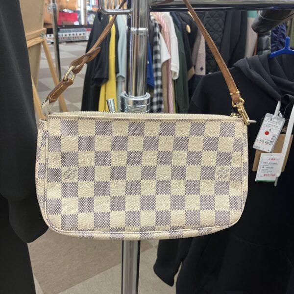 【福岡・大野城】17年前のルイ・ヴィトンを高価買取！ダミエ・アズール ポシェット・アクセソワール - リサイクルマートは現在冷蔵庫の買取、家具の買取強化中です！お気軽にお問い合わせください。