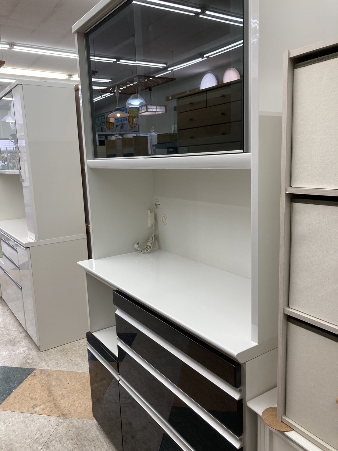 松田家具/２面レンジボード/定価113.300円/押しただけでレンジボードが出てきます。 - リサイクルマートは現在冷蔵庫の買取、家具の買取強化中です！お気軽にお問い合わせください。