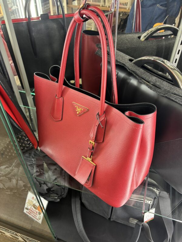 【PRADA/プラダ】高級レザーバッグ「ドゥーブレ ラージ トートバッグ」をお買取り！スレキズありでも福岡県大野城市のリサイクルマート大野城店なら高価買取いたします！ - リサイクルマートは現在冷蔵庫の買取、家具の買取強化中です！お気軽にお問い合わせください。