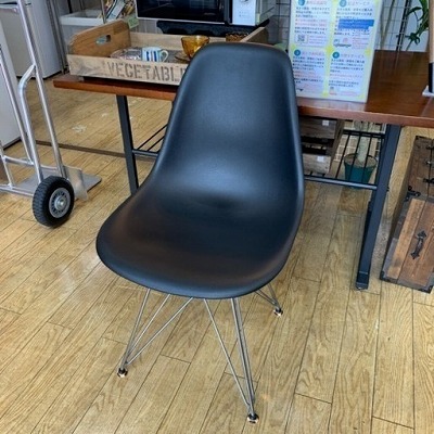 【⭐️ミッドセンチュリー⭐️HermanMiller Eames Shell Chair ハーマンミラー イームズ シェルチェア ワイヤーベース エッフェル 黒】お買取りしました!ミッドセンチュリー家具は高く買います! - リサイクルマートは現在冷蔵庫の買取、家具の買取強化中です！お気軽にお問い合わせください。