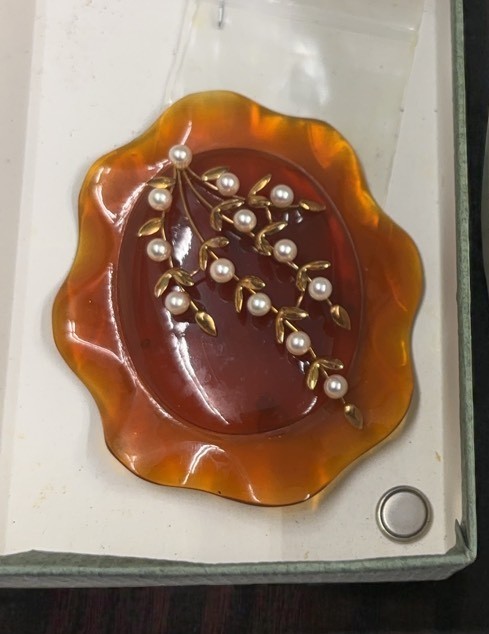 【大野城店】K18パーツ使用 べっ甲・パールブローチを高価買取！地金価値を最大限に評価 - リサイクルマートは現在冷蔵庫の買取、家具の買取強化中です！お気軽にお問い合わせください。